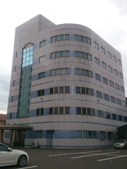 The office building at Katsuumi-cho(September 2018). A signboard of the Saturn-type logo was attached at the left top of the building.