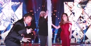 Đan Nguyên, Shanda Sawyer và Minh Tuyết bên cạnh khung chắn gỗ được sử dụng trong phần trình diễn ca khúc Tận Cùng Nỗi Đau