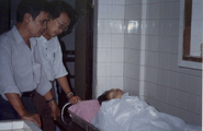 Nhạc sĩ Thanh Sơn và Trần Quốc Bảo bên cạnh Trúc Phương, vừa mới qua đời ít nhất 30 phút trước và được chuyển vào nhà xác