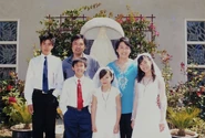 Gia đình của Huỳnh Thi - Tô Ngọc Thủy vào ngày rước lễ đầu tiên của con gái út Nathalie (chiều cao thấp nhất đứng chính giữa, bên cạnh Dustin và Celina)