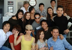 Trịnh Lam (áo trắng, ngoài cùng bên trái) cùng với các thí sinh trong chương trình PBN Talent Show