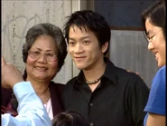 PBN62-BTS-DonHoWithFan.jpg (184 kB) Don Hồ chụp hình giao lưu với khán giả tại thảm đỏ