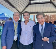 Nguyễn Ngọc Ngạn cùng con trai và nhạc sĩ Nam Lộc tại Ontario, Canada năm 2022