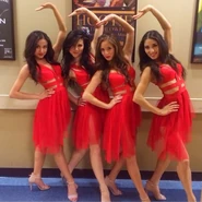 PBN110-XuanYeuThuong-Dancers-BTS.jpg (226 kB) Các vũ công trước khi trình diễn tiết mục Xuân Yêu Thương