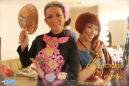 Hương Thủy và Trần Thu Hà trong khu vực trang điểm