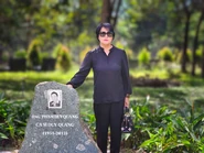 Tô Ngọc Thủy bên cạnh phần mộ cố ca sĩ Duy Quang