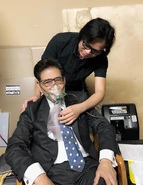 Nguyễn Ngọc Ngạn và bác sĩ Michael Đào sau khi ông được cấp cứu sau cơn tăng xông do cao huyết áp