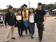 Gia đình nhà họ Tô vào ngày lễ tốt nghiệp Đại học California, chi nhánh Santa Barbara