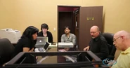 Các nhà sản xuất thảo luận về ý tưởng xây dựng sân khấu với Simon Miles (áo đen) và Joe Stewart (áo vàng) vào tháng 5 năm 2011
