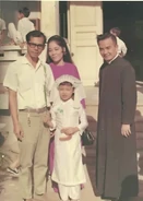 Gia đình của Tô Văn Lai trong lần đầu đi lễ nhà thờ của Tô Ngọc Thủy tại nhà thờ Huyện Sỹ, Sàigòn