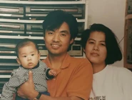 Kevin, Huỳnh Thi và Tô Ngọc Thủy, sau lưng họ là dàn máy dùng để thu băng VHS