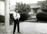 Tô Văn Lai trước tòa nhà thư viện thuộc Viện Đại học Đà Lạt (nay là trường Đại học Đà Lạt)