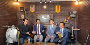 ...và cảnh quay tại nhà Trương Quốc Huy trong dịp gặp gỡ của anh với đại diện Nam Quan - Tiến Dũng Trusted Media, thị trưởng Tạ Đức Trí và Ngô Kỷ