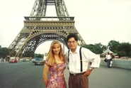 Nguyễn Ngọc Ngạn và Dalena dưới chân tháp Eiffel, Paris