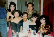 PHQ-QD-Julie-BaoYen-NhaPhuong-1989.png (2,44 MB) Hàng trên: Phương Hồng Quế và Quốc Dũng; hàng dưới: Julie, Nguyễn Trung Nghĩa, Bảo Yến và Nhã Phương - ảnh được chụp tại nhà hàng Phương Hồng tại hải ngoại năm 1989