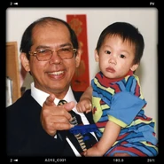 Tô Văn Lai ở tuổi 60 cùng với cháu ngoại Dustin chưa đầy 12 tháng tuổi