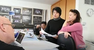 Tô Ngọc Thủy và Shanda Sawyer thảo luận trong cuộc họp của các nhà sản xuất