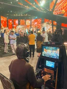 Tô Ngọc Thủy nhìn qua góc quay của một camera hướng thẳng về phía sân khấu trong phần Finale
