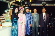 Gia đình Tô Văn Lai trong lễ cưới của Tô Ngọc Thủy và Huỳnh Thi trên du thuyền Bateaux Mouches trên sông Seine, Paris năm 1991