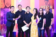 Ngọc Hân, Travis Minh và Nguyễn Ngọc Lâm cùng các nhân viên hậu trường trong chương trình V-Star năm 2016
