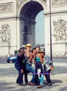 PBN62-KLy-TKim-NQuynh-NLoan-DPhuc.jpg (182 kB) Khánh Ly, Thiên Kim, Như Quỳnh, Như Loan, Diễm Phúc tại Khải Hoàn Môn Carrousel, Paris, Pháp