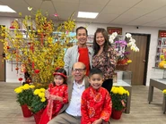 Tô Văn Lai cùng gia đình của con trai mình là Tô Ngọc Kim, bao gồm Tiffany Phạm, Ellie và James vào dịp Tết năm 2022