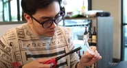 Trung Dũng chế tác những bông hoa phụ kiện trên các bộ áo dài được sử dụng trong phần trình diển thời trang