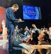 Từ Công Phụng tặng chữ ký cho khán giả