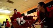 Justin Nguyễn tập dượt cho phần trình diễn nhạc phẩm Santa Claus Is Coming To Town