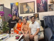 PaulHuynh-QDFamily.png (3,64 MB) Huỳnh Thi và gia đình nhạc sĩ Quốc Dũng vào tháng 3 năm 2021