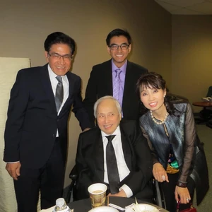 Gia đình nhà văn Nguyễn Ngọc Ngạn cùng nhạc sĩ Lam Phương (giữa, ngồi xe lăn)