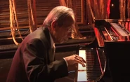 Nguyễn Ánh 9 thử đàn piano