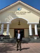 Tô Văn Lai đứng trước tòa nhà A1 của trường Đại học Đà Lạt