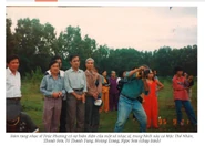 Ngọc Sơn chụp ảnh cho lễ an táng nhạc sĩ Trúc Phương ngày 21 tháng 9 năm 1995 - bên cạnh ông còn có Mặc Thế Nhân, Hoàng Trang, Thanh Sơn và Tô Thanh Tùng