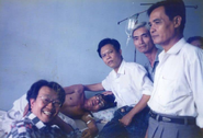 Nhạc sĩ Thanh Sơn (ngoài cùng bên phải) cùng với Trần Quốc Bảo, Vinh Sử và Hoàng Trang viếng thăm nhạc sĩ Trúc Phương, lúc bấy giờ đang trên giường bệnh vào năm 1995