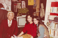 Phạm Duy, Thanh Tuyền và Khánh Ly tại cửa hàng băng đĩa Thúy Nga tại Paris năm 1981