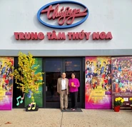 Tô Văn Lai và Tô Ngọc Thủy trước cửa tiệm Thúy Nga tại đường Moran, vào thời điểm trung tâm đang chuẩn bị thu hình liveshow Nắng Đẹp Miền Nam năm 2022