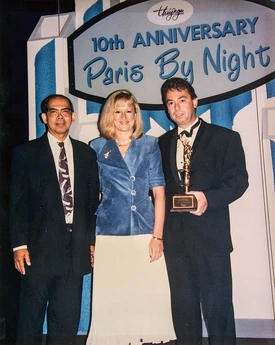 Tô Văn Lai cùng ông John Pierre Barry (phải) và phu nhân Chantal Barry (giữa) trong chương trình kỷ niệm 10 năm Paris By Night