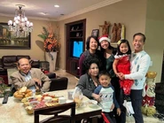 Tô Văn Lai cùng vợ cũ và các con cháu vào một dịp Giáng sinh