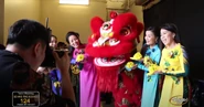 Diễm Sương, Châu Ngọc Hà, Hạ Vy và Mai Thiên Vân chụp ảnh chung với một vũ công múa lân