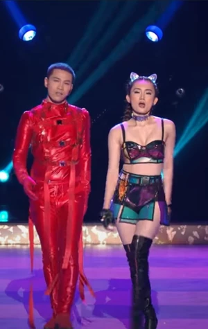 ...và không có áo khoác.