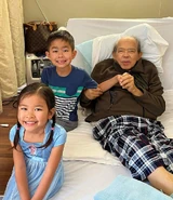 Tô Văn Lai cùng các cháu nội tại bệnh viện hoặc nhà điều dưỡng