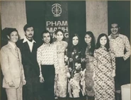 Các nghệ sĩ tham gia chương trình Phạm Mạnh Cương - từ trái sang: Thiện Nhân, Sĩ Phú, Phạm Mạnh Cương, Thái Thanh, Như Hảo, Hồng Vân, Hoàng Oanh và nhạc sĩ Hoàng Long