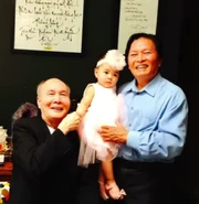 Vũ Thành An chụp ảnh cùng với thân phụ của nữ ca sĩ Nguyễn Hồng Nhung và bé Sukem