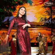 Tâm Đoan (với Hương Thủy trong ảnh nền)