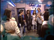 Gặp gỡ khán thính giả hâm mộ bên trong cửa tiệm Thúy Nga, Paris, Pháp