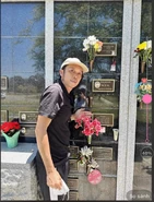 Hoài Linh viếng thăm phần mộ của nghệ sĩ Kiều Linh