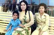 Tô Ngọc Kim, Nguyễn Thị Thúy và Tô Ngọc Thủy phi trường Bangkok vào tháng 10 năm 1976 - gia đình được đi về Pháp theo diện hồi hương theo quốc tịch của bà Nguyễn Thị Thúy