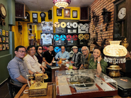 Tô Ngọc Thủy, Huỳnh Thi, nhạc sĩ Thái Thịnh, nhạc sĩ Bảo Thu, nhà báo Đỗ Duy Ngọc cùng nhạc sĩ Ngọc Sơn tại quán Tơ Vàng