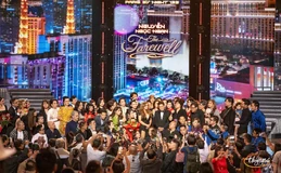 Nguyễn Ngọc Ngạn cùng các nghệ sĩ được khán giả dưới khán đài chụp ảnh lưu niệm cuối chương trình PBN 133